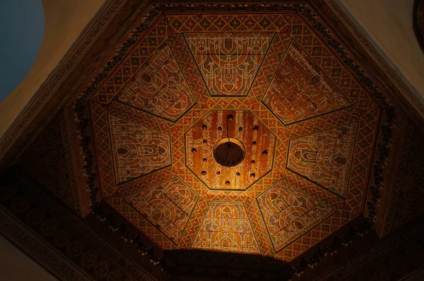 Hermoso techo del Palacio de la Bahía en Marrakech, Marruecos — Foto de Stock