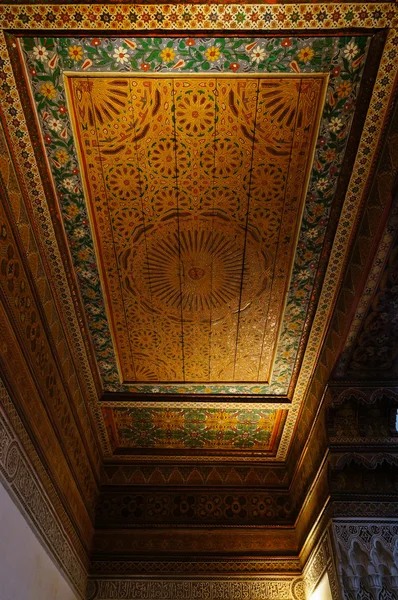 Belo teto do Palácio da Bahia em Marrakech, Marrocos . — Fotografia de Stock