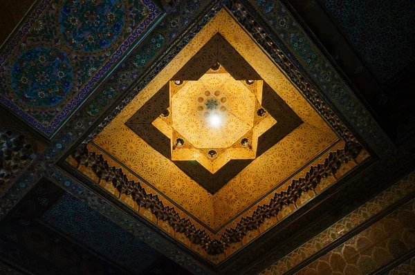 Piękny sufit Bahia Palace w Marrakech, Maroko — Zdjęcie stockowe