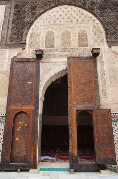 Hermoso detalle de la histórica Madrasa Bou Inania en Fez . — Foto de Stock