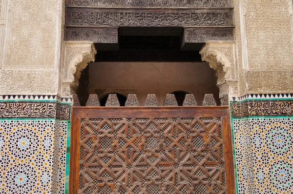 Belo detalhe da histórica Madrasa Bou Inania, Fez, Marrocos . — Fotografia de Stock