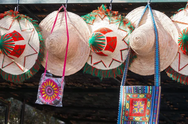 Sombreros y bolsos tradicionales en Marrakech, Marruecos — Foto de Stock