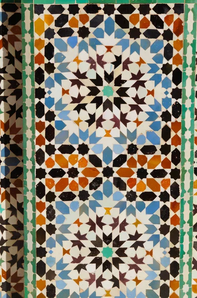 Detalhes arquitetônicos de Ben Youssef Madrasa, Marraquexe, Marrocos . — Fotografia de Stock