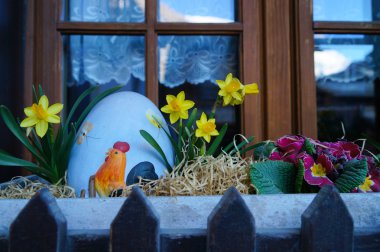 Zermatt penceresinde tarafından nergis ile Paskalya yortusu yumurta