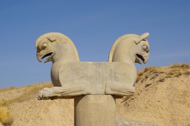 Persepolis, İran'ın iki başlı Griffin heykeli.