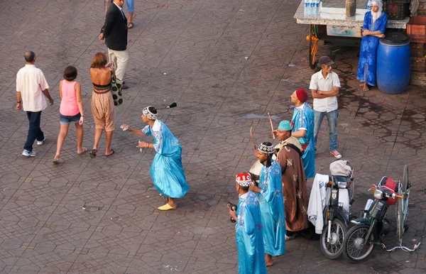 Musicisti e ballerini che lavorano in Piazza Jemaa el Fna, Marrakech, Marocco . — Foto Stock