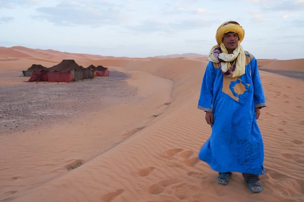 贝都因人和他在摩洛哥撒哈拉大沙漠中的帐篷 — 图库照片