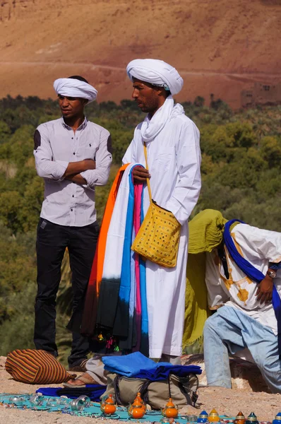 Hombres no identificados vendiendo telas en oasis en Tinghir, Marruecos . — Foto de Stock