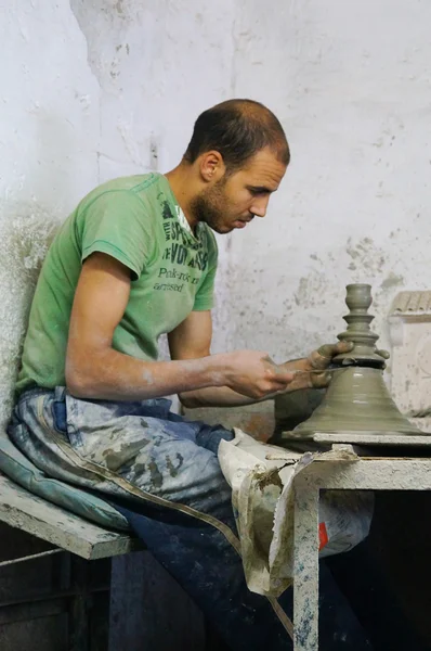 L'homme marocain façonne la poterie en tournant sur une roue à Fès — Photo