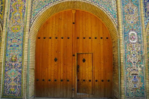 Vecchio cancello ristrutturato, Palazzo Golestan, Teheran, Iran — Foto Stock