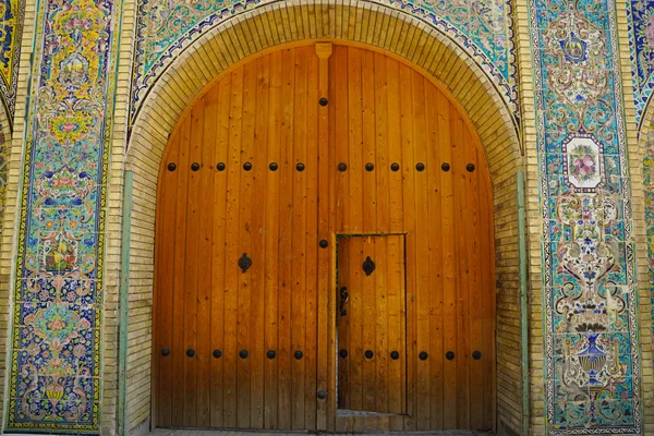 Renovado portão velho, Palácio do Golestan, Teerão, Irão — Fotografia de Stock