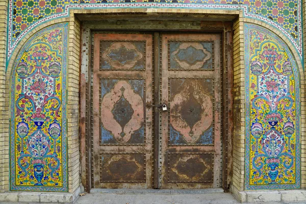 Puerta metálica antigua del Palacio de Golestán, Teherán, Irán . — Foto de Stock