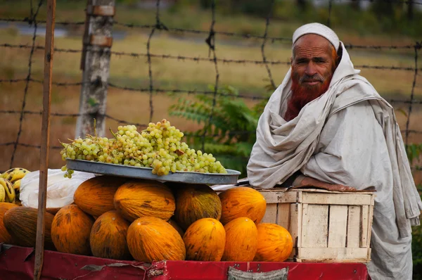 Azonosítatlan pakisztáni ember eladja a piacon a Octob friss gyümölcs — Stock Fotó