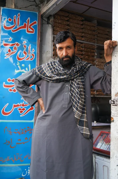 길기트, 파키스탄 북부에 견과 게 앞에 파키스탄 남자 — 스톡 사진
