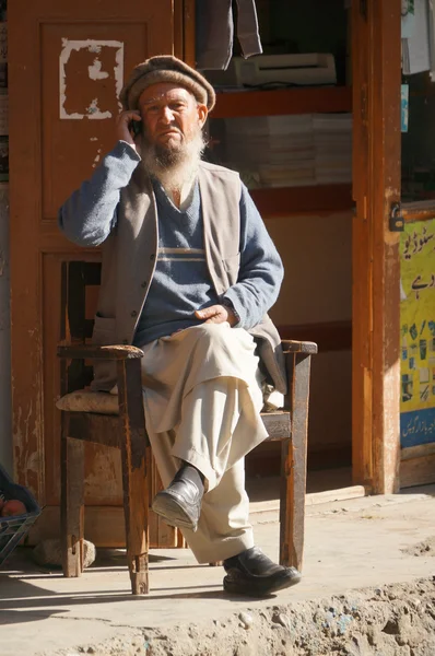 Pakistanu stary człowiek rozmawiać na swój telefon komórkowy, Pakistan — Zdjęcie stockowe