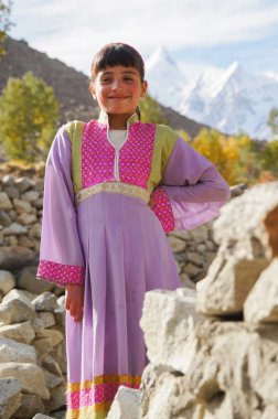 Hüseyni Köyü, Pakistan itibariyle yerel elbiseli güzel kız