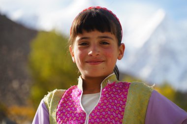 Kuzey Pakistan Hüseyni Köyü'nde bilinmeyen güzel kız.