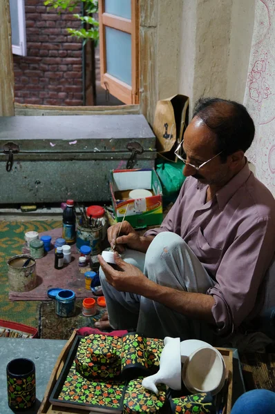 Vidéki ember festés a kasmír indiai papírdobozban. — Stock Fotó