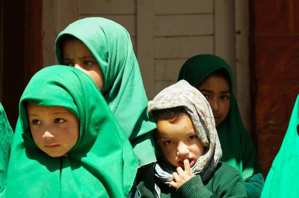 Śliczny uczniów w szkole w Kargil, Ladakh. — Zdjęcie stockowe