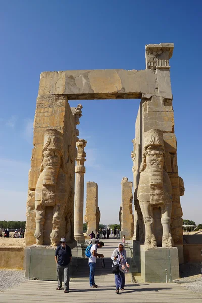 Невідомий туристів, проходячи через ворота всі народи в Persepol — стокове фото
