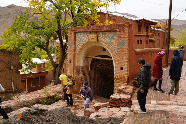 알 수 없는 관광객 방문 Abyaneh, 이란 에서/나 레즈 저수지. — 스톡 사진