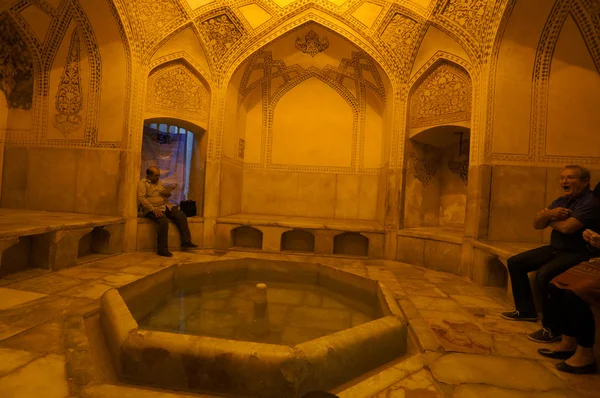 Touristes inconnus visitant le bain islamique à la citadelle de Karim Khan . — Photo