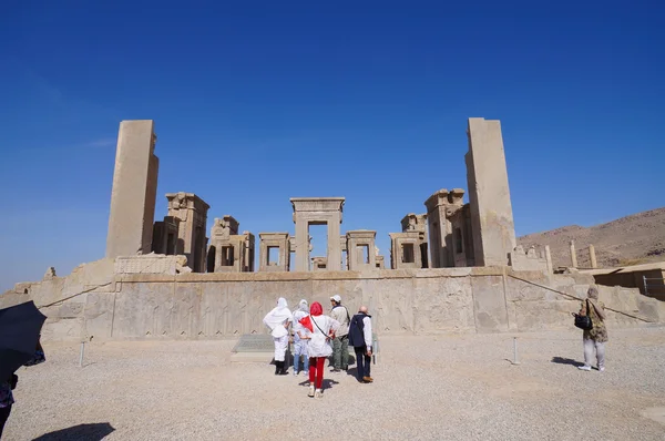 Neznámých turistů, kteří navštíví zříceniny v Persepolis, Shiraz, Írán. — Stock fotografie