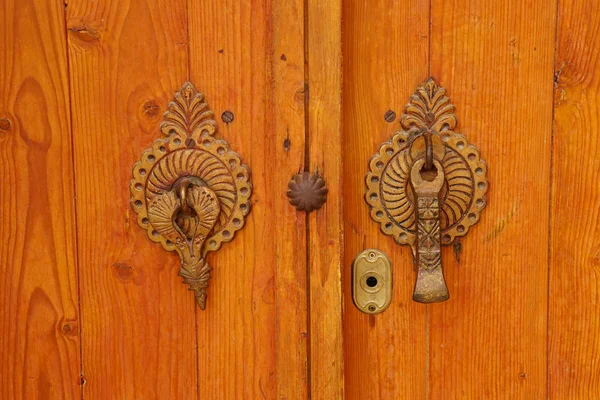 Door knocker for man and woman in Iran. — Stock Photo, Image