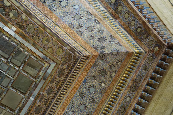 Prachtig plafond van Chehel Sotoun paleis in Isfahan, Iran. — Stockfoto