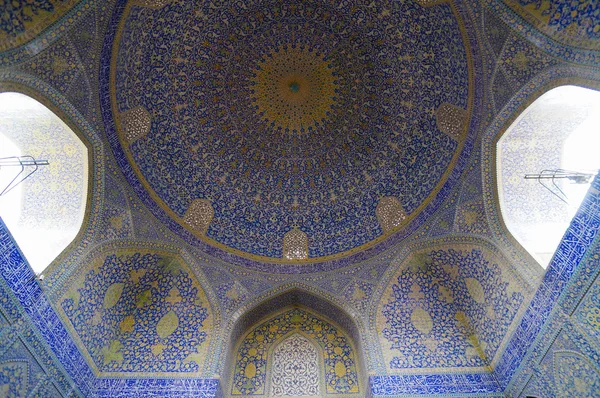 Hermoso techo de la mezquita del Imán en Isfahán, Irán . — Foto de Stock