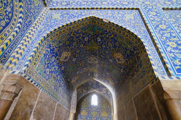 Isfahan, 이란에서이 맘 모스크의 아름 다운 인테리어. — 스톡 사진