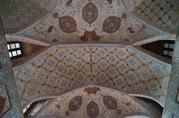 Hermoso techo del Palacio Ali Qapu en Isfahán, Irán . — Foto de Stock