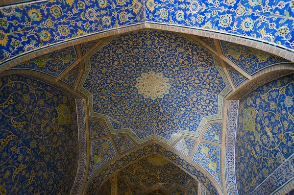 Interior y pasadizo de la mezquita Sheikh Lotfollah, Irán . — Foto de Stock