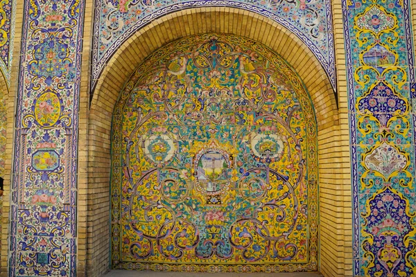 Vackra keramiska plattor väggen i Golestan Palace, Iran. — Stockfoto