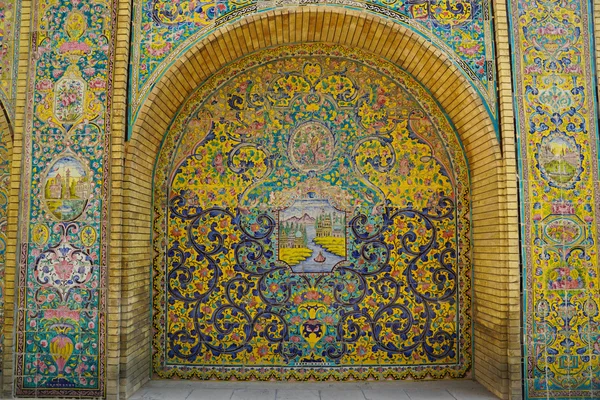 Hermosa pared de baldosas de cerámica del Palacio de Golestán, Irán . —  Fotos de Stock