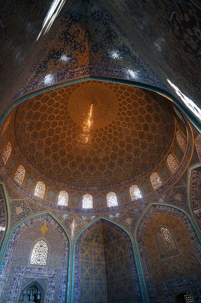 Belo interior da mesquita Sheikh Lotfollah em Naqhsh-e Jahan — Fotografia de Stock