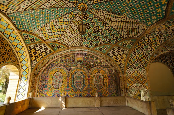 Színes cserepes felső határa a történelmi terasz Golestan Palace, Irán. — Stock Fotó