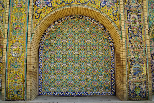 Hermosa pared de baldosas de cerámica del Palacio de Golestán, Irán . —  Fotos de Stock