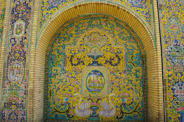 Hermosa pared de baldosas de cerámica del Palacio de Golestán, Irán . — Foto de Stock