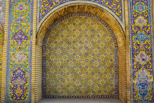 Bellissimi fiori sulla parete di piastrelle di ceramica del Golestan Palac — Foto Stock
