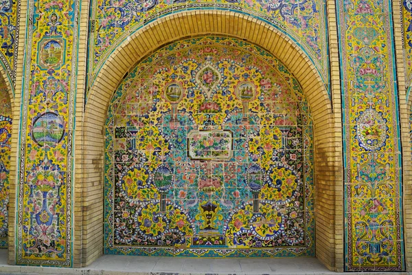 Hermosa pared de baldosas de cerámica del Palacio de Golestán, Irán . — Foto de Stock