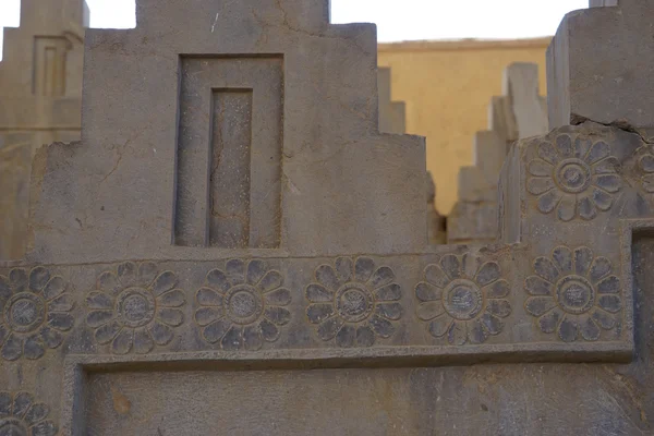 Bas-relevo de lótus em Persépolis em Shiraz, Irão . — Fotografia de Stock