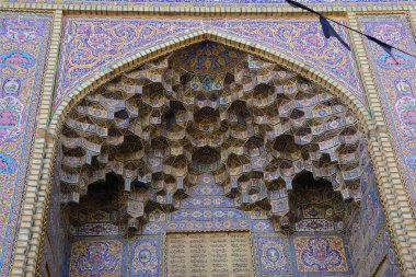 Nasır el-mülk Camii Şiraz, İran'ın geleneksel bir camidir. Bu