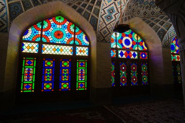 Güzel pencere ve tavan Nasır el-mülk Camii, Şiraz, Iran.