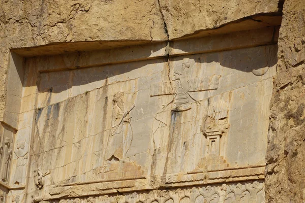 Steen houtsnijwerk in bas-reliëf op het graf van Xerxes I in Persepol — Stockfoto