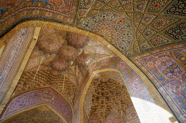 Pared y techo de la mezquita Nasir al-Mulk en Shiraz, Irán . — Foto de Stock