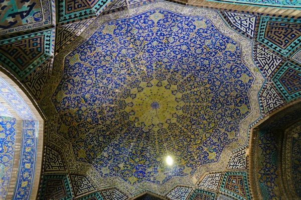 Hermoso techo de la mezquita del Imán en Isfahán, Irán — Foto de Stock