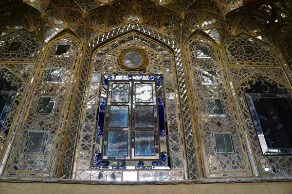 Hermosa muralla del Palacio Chehel Sotoun en Isfahán, Irán . — Foto de Stock