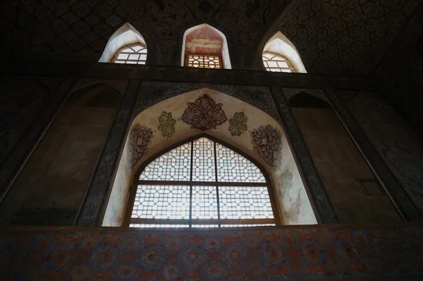 Ventana enrejada del palacio de Ali Qapu, Isfahán, Irán — Foto de Stock