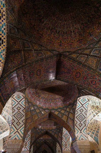 Interno della Moschea di Nasir al-Mulk a Shiraz, Iran . — Foto Stock